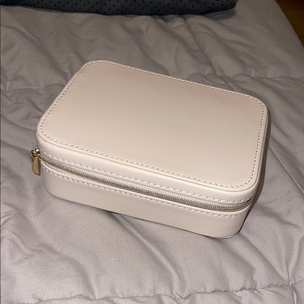 Elegant Cream Jewelry Organizer